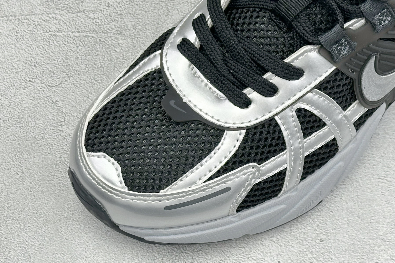 福利特价 W NIKE V2K RUN 减震防滑复古低帮跑步鞋 材质上使用大面积网眼 皮革 TPU 组成 支撑和透气性肯