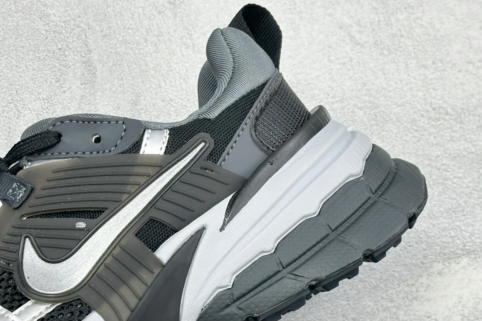 福利特价 W NIKE V2K RUN 减震防滑复古低帮跑步鞋 材质上使用大面积网眼 皮革 TPU 组成 支撑和透气性肯