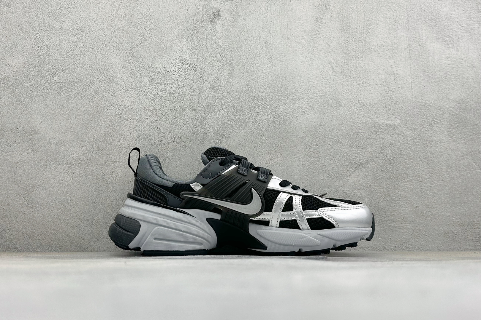 福利特价 W NIKE V2K RUN 减震防滑复古低帮跑步鞋 材质上使用大面积网眼 皮革 TPU 组成 支撑和透气性肯