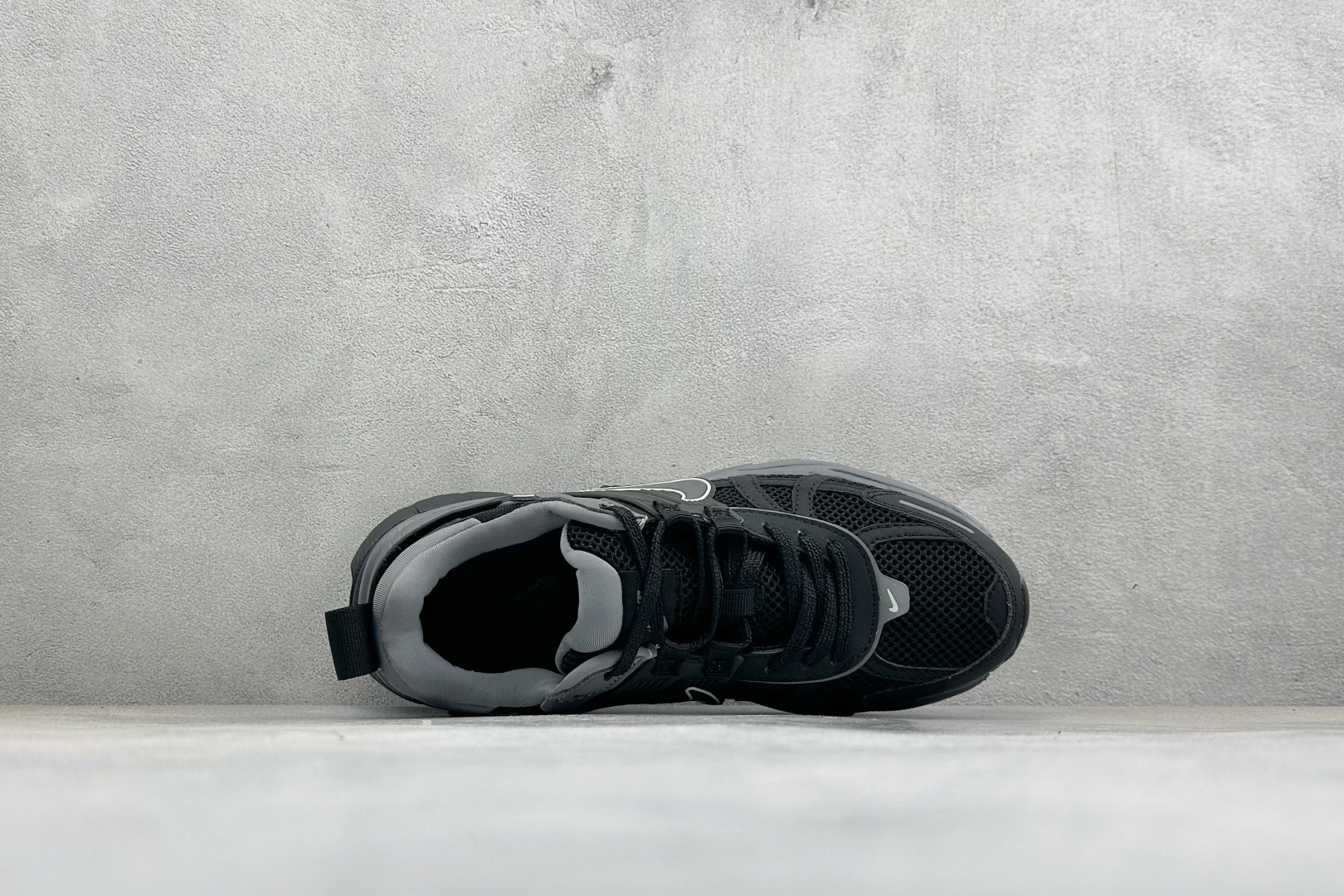 福利特价 W NIKE V2K RUN 减震防滑复古低帮跑步鞋 材质上使用大面积网眼 皮革 TPU 组成 支撑和透气 福利特价 W NIKE V2K RUN 减震防滑复古低帮跑步鞋 材质上使用大面积网眼 皮革 TPU 组成 支撑和透气