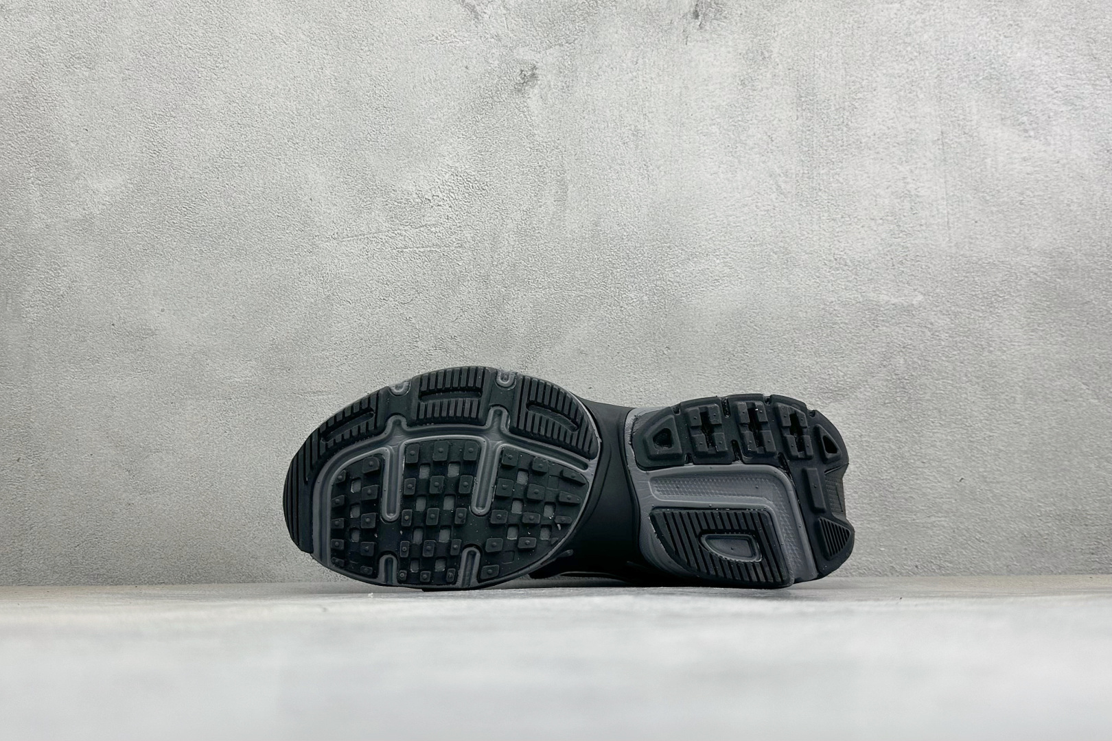 福利特价 W NIKE V2K RUN 减震防滑复古低帮跑步鞋 材质上使用大面积网眼 皮革 TPU 组成 支撑和透气 福利特价 W NIKE V2K RUN 减震防滑复古低帮跑步鞋 材质上使用大面积网眼 皮革 TPU 组成 支撑和透气