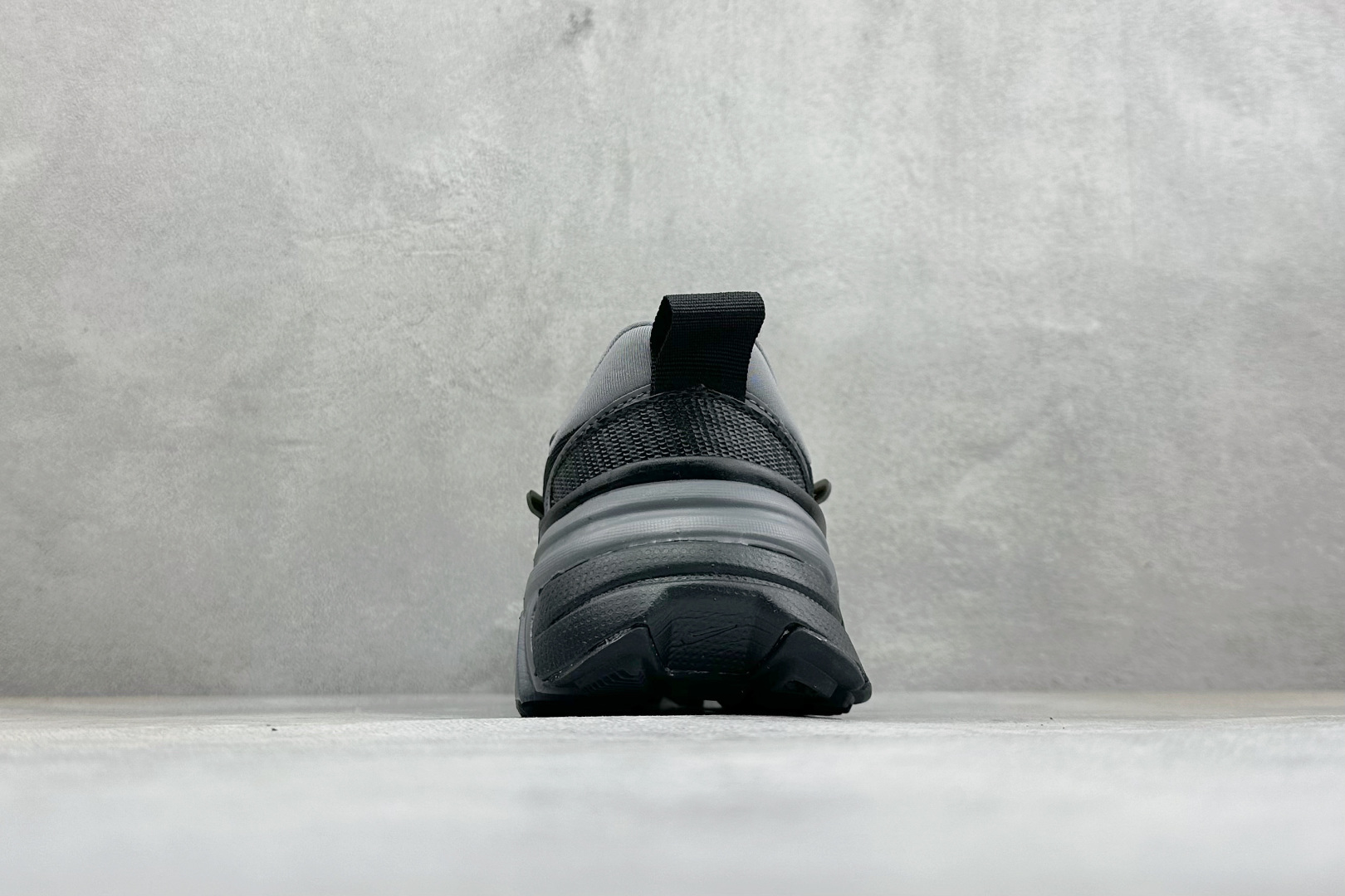 福利特价 W NIKE V2K RUN 减震防滑复古低帮跑步鞋 材质上使用大面积网眼 皮革 TPU 组成 支撑和透气 福利特价 W NIKE V2K RUN 减震防滑复古低帮跑步鞋 材质上使用大面积网眼 皮革 TPU 组成 支撑和透气