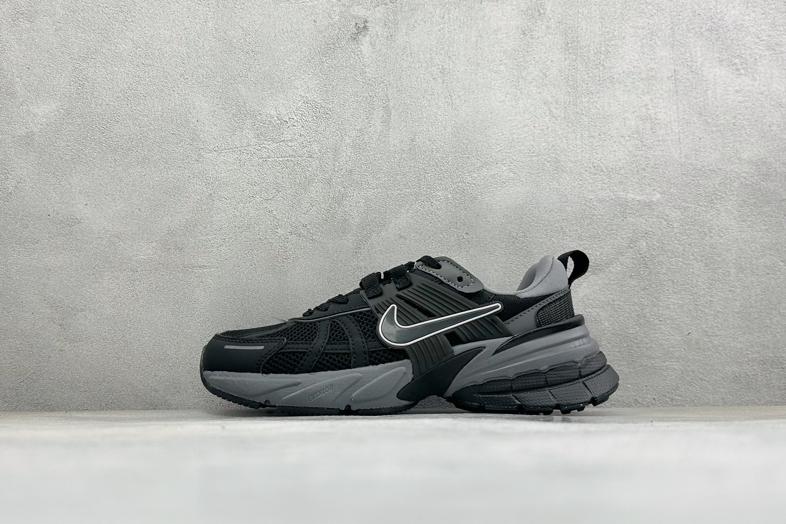 福利特价  W NIKE V2K RUN 减震防滑复古低帮跑步鞋 材质上使用大面积网眼 皮革 TPU 组成  支撑和透气