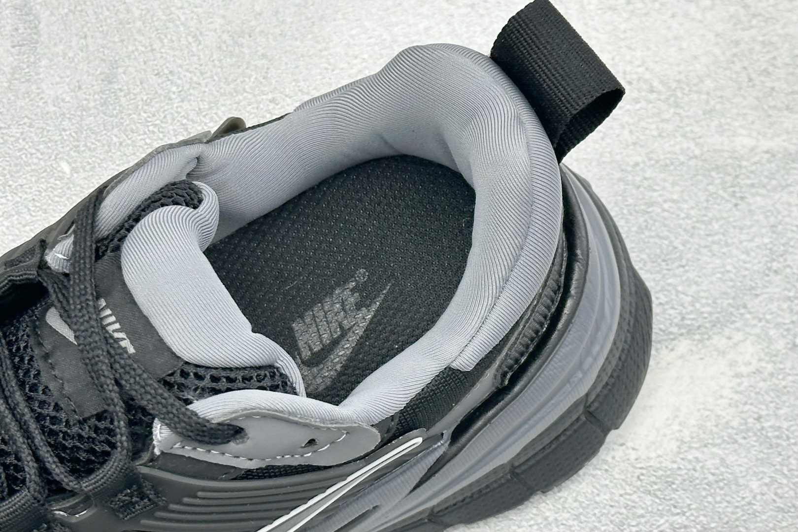 福利特价 W NIKE V2K RUN 减震防滑复古低帮跑步鞋 材质上使用大面积网眼 皮革 TPU 组成 支撑和透气 福利特价 W NIKE V2K RUN 减震防滑复古低帮跑步鞋 材质上使用大面积网眼 皮革 TPU 组成 支撑和透气