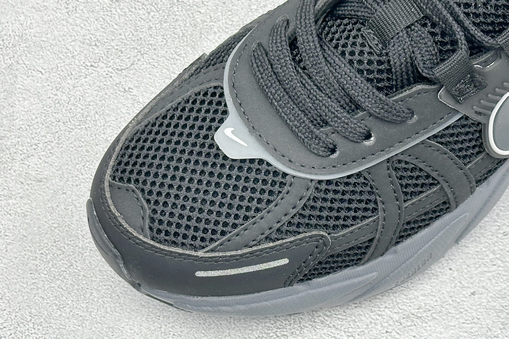 福利特价 W NIKE V2K RUN 减震防滑复古低帮跑步鞋 材质上使用大面积网眼 皮革 TPU 组成 支撑和透气 福利特价 W NIKE V2K RUN 减震防滑复古低帮跑步鞋 材质上使用大面积网眼 皮革 TPU 组成 支撑和透气