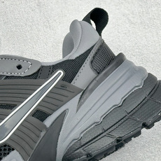 福利特价 W NIKE V2K RUN 减震防滑复古低帮跑步鞋 材质上使用大面积网眼 皮革 TPU 组成 支撑和透气 福利特价 W NIKE V2K RUN 减震防滑复古低帮跑步鞋 材质上使用大面积网眼 皮革 TPU 组成 支撑和透气