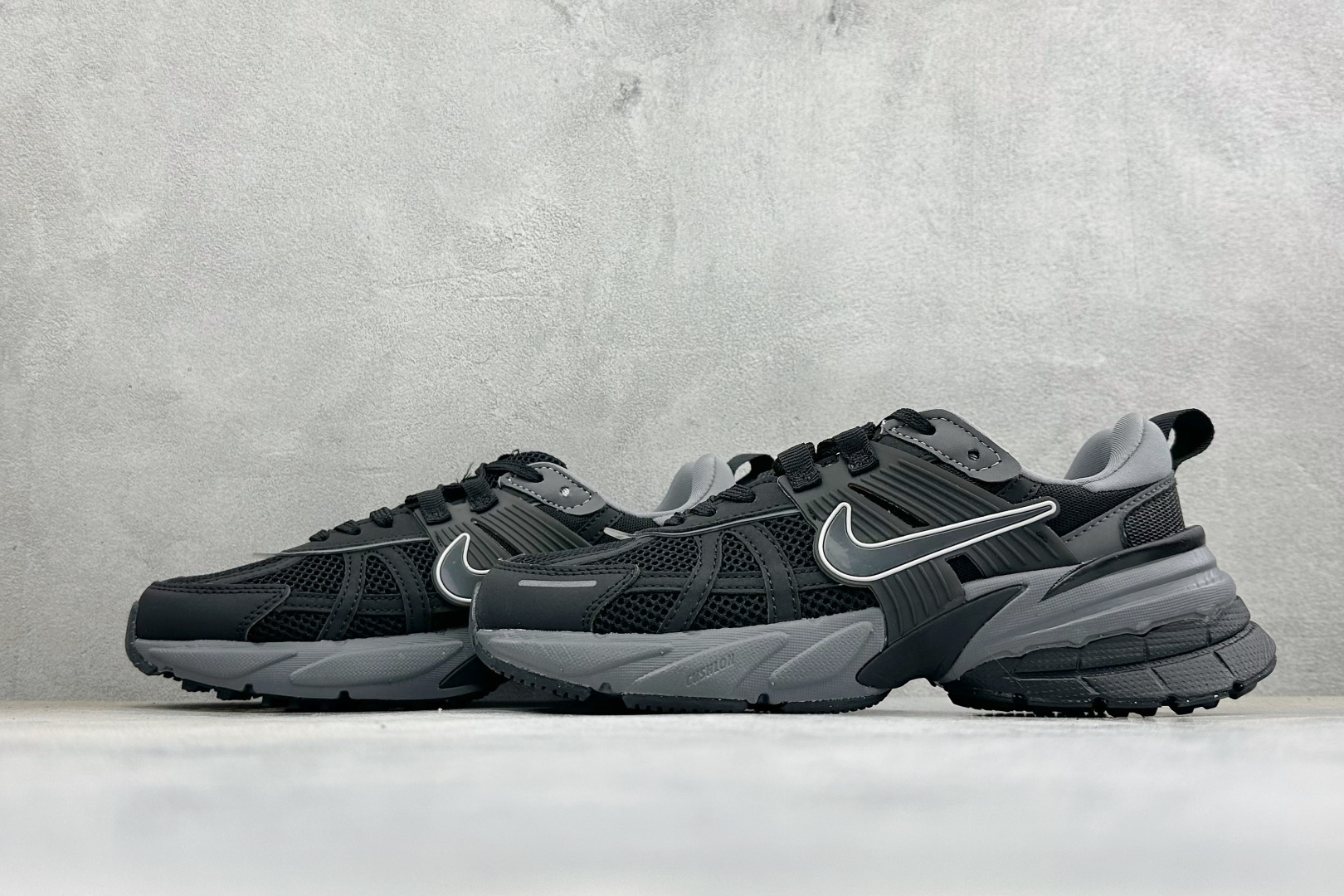 福利特价 W NIKE V2K RUN 减震防滑复古低帮跑步鞋 材质上使用大面积网眼 皮革 TPU 组成 支撑和透气 福利特价 W NIKE V2K RUN 减震防滑复古低帮跑步鞋 材质上使用大面积网眼 皮革 TPU 组成 支撑和透气