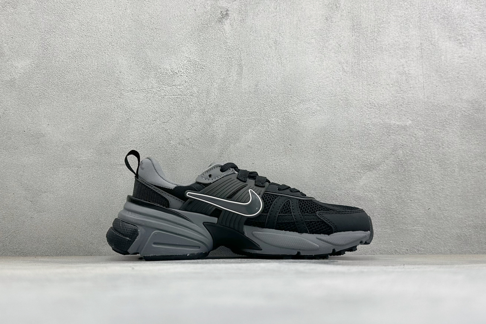 福利特价 W NIKE V2K RUN 减震防滑复古低帮跑步鞋 材质上使用大面积网眼 皮革 TPU 组成 支撑和透气 福利特价 W NIKE V2K RUN 减震防滑复古低帮跑步鞋 材质上使用大面积网眼 皮革 TPU 组成 支撑和透气