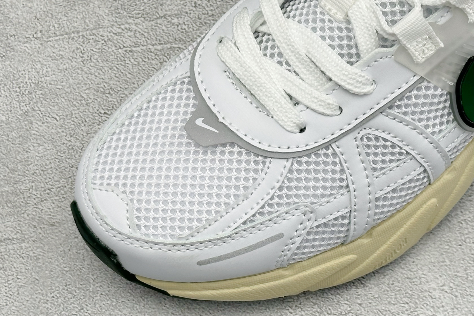 福利特价 W NIKE V2K RUN 减震防滑复古低帮跑步鞋 材质上使用大面积网眼 皮革 TPU 组成 支撑和透气性肯