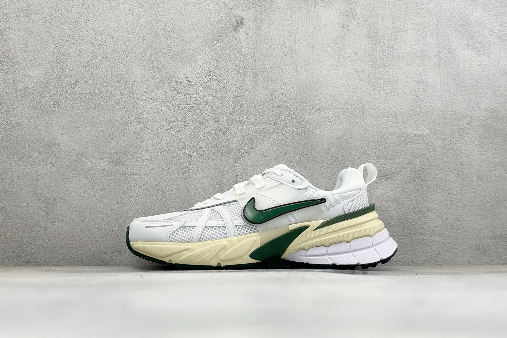 福利特价 W NIKE V2K RUN 减震防滑复古低帮跑步鞋 材质上使用大面积网眼 皮革 TPU 组成 支撑和透气性肯