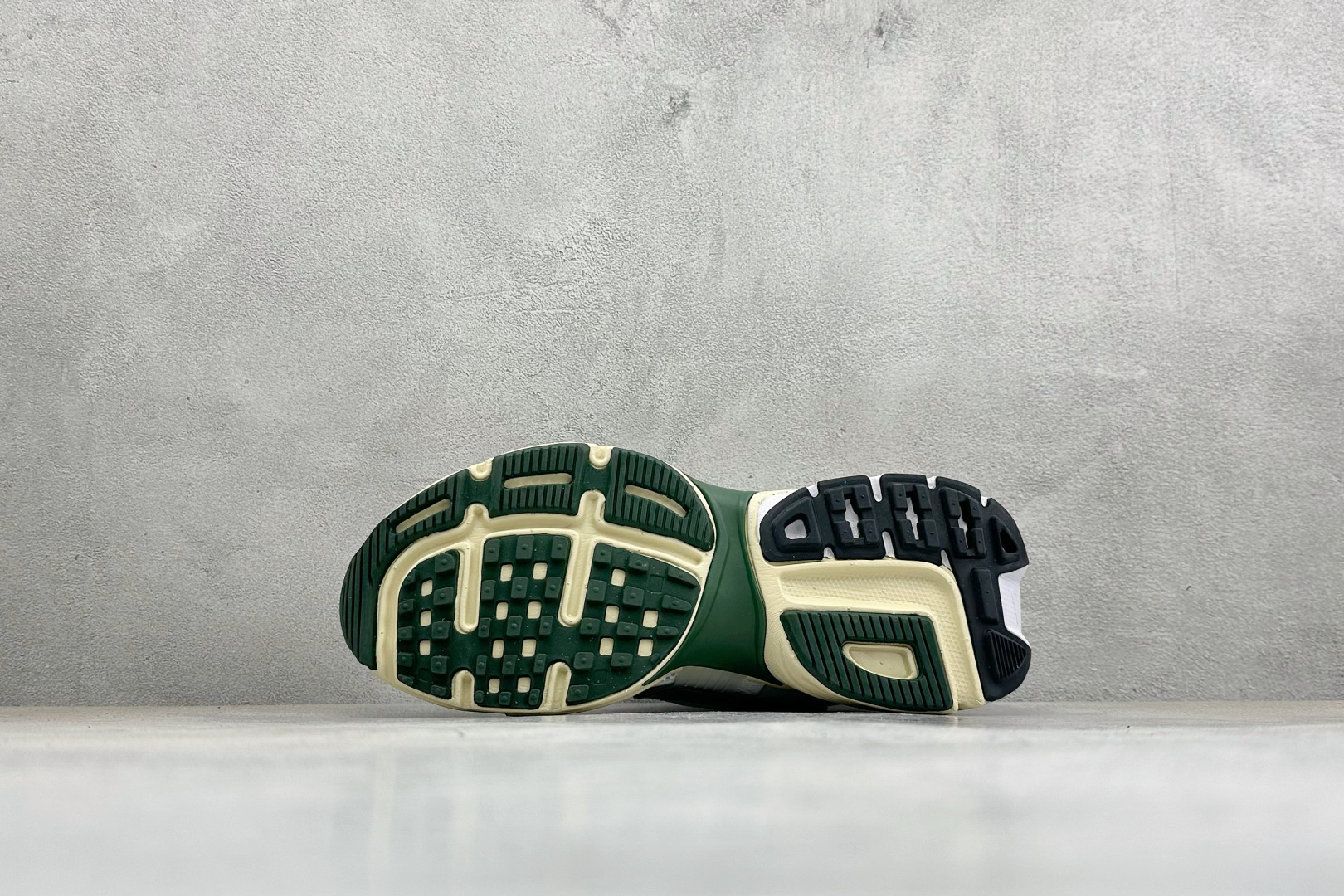 福利特价 W NIKE V2K RUN 减震防滑复古低帮跑步鞋 材质上使用大面积网眼 皮革 TPU 组成 支撑和透气性肯