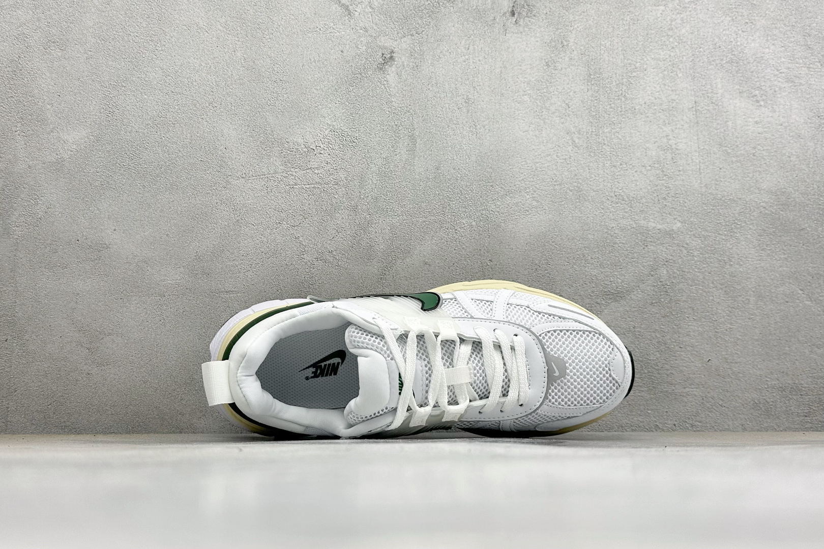 福利特价 W NIKE V2K RUN 减震防滑复古低帮跑步鞋 材质上使用大面积网眼 皮革 TPU 组成 支撑和透气性肯