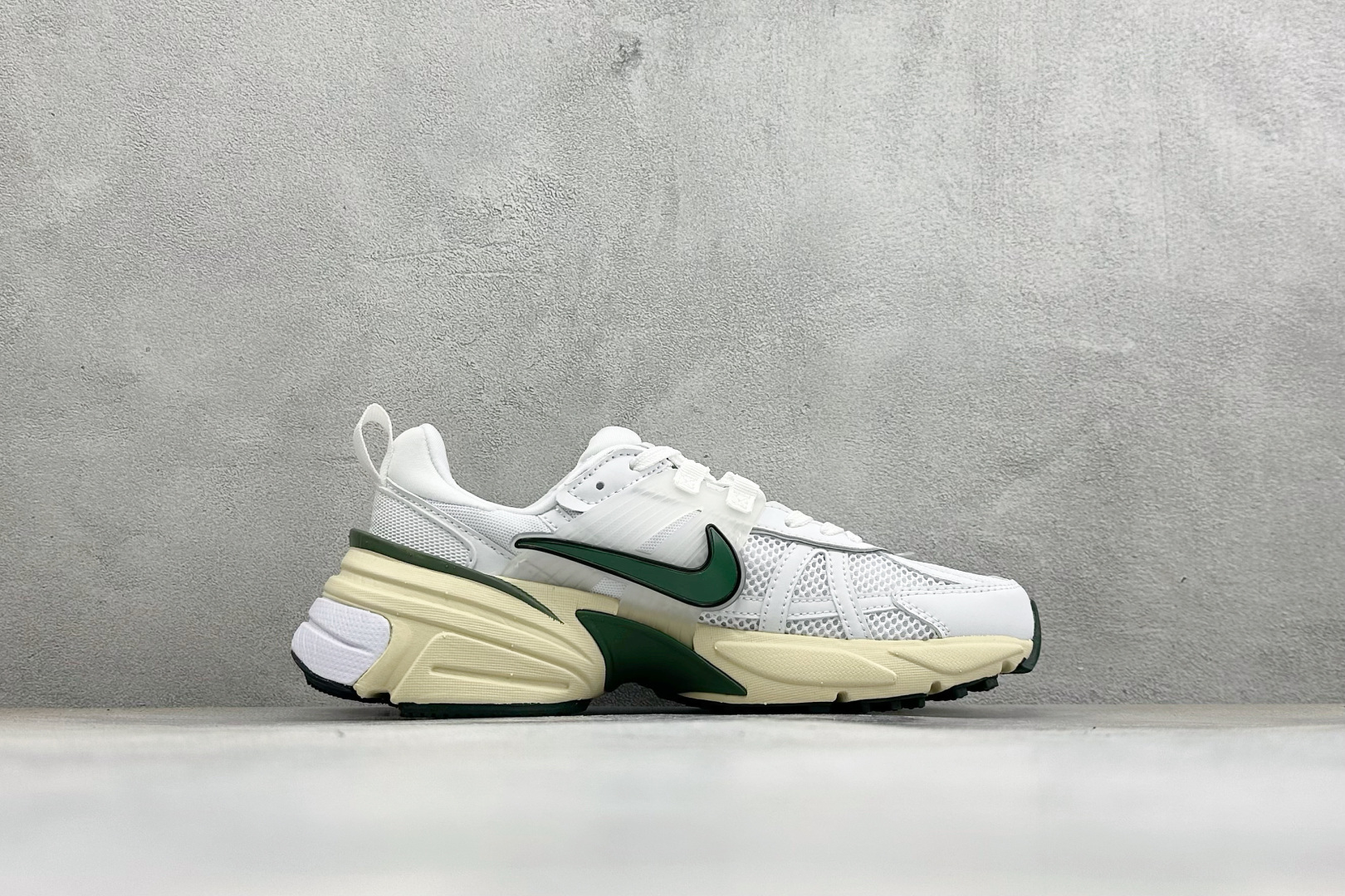 福利特价 W NIKE V2K RUN 减震防滑复古低帮跑步鞋 材质上使用大面积网眼 皮革 TPU 组成 支撑和透气性肯