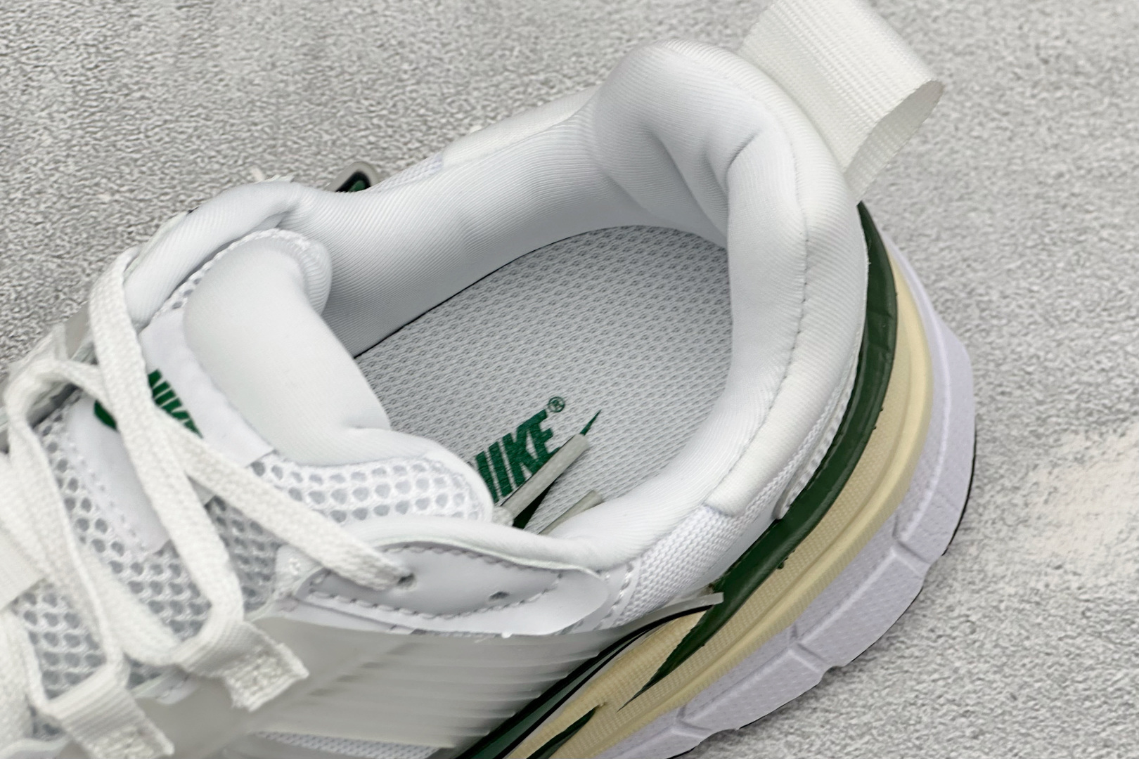 福利特价 W NIKE V2K RUN 减震防滑复古低帮跑步鞋 材质上使用大面积网眼 皮革 TPU 组成 支撑和透气性肯