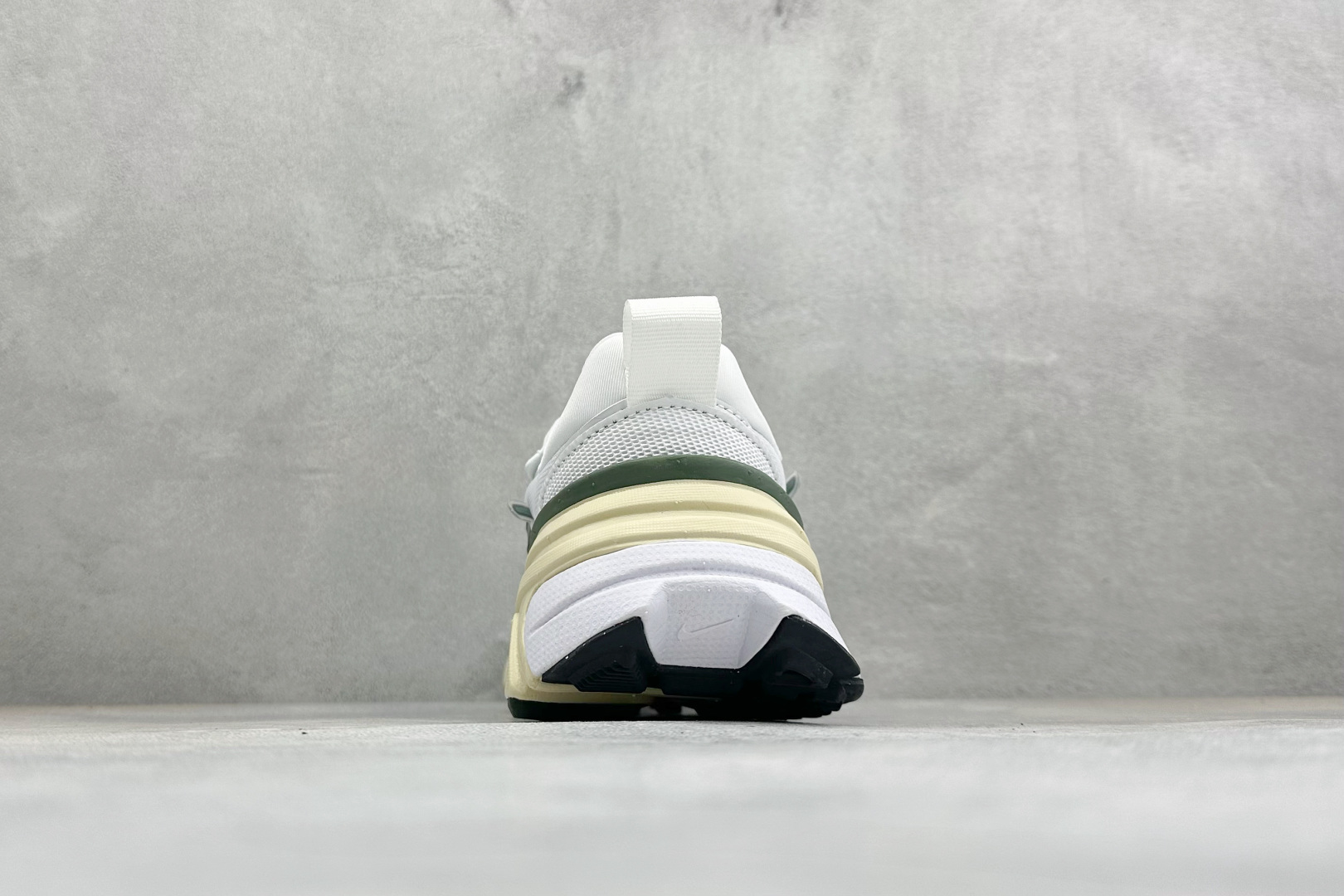 福利特价 W NIKE V2K RUN 减震防滑复古低帮跑步鞋 材质上使用大面积网眼 皮革 TPU 组成 支撑和透气性肯
