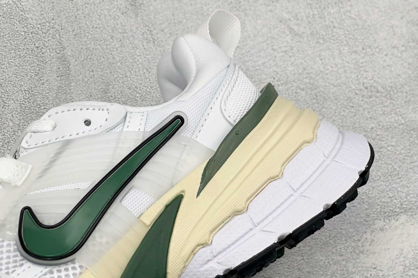 福利特价 W NIKE V2K RUN 减震防滑复古低帮跑步鞋 材质上使用大面积网眼 皮革 TPU 组成 支撑和透气性肯