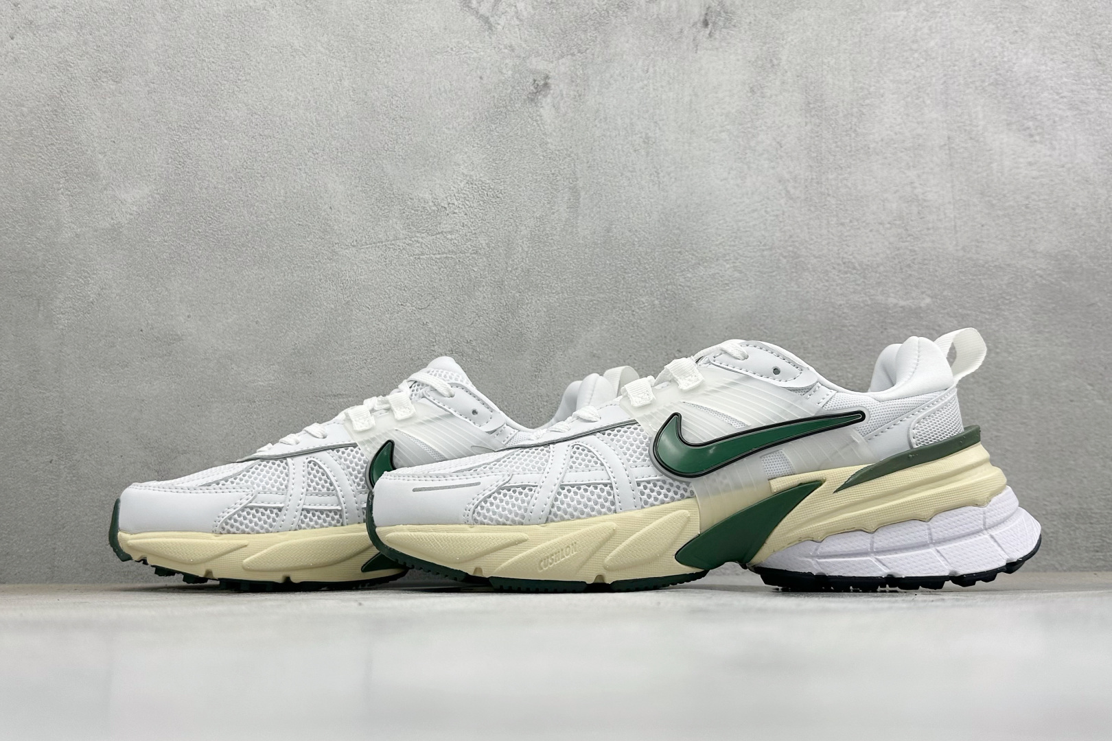 福利特价 W NIKE V2K RUN 减震防滑复古低帮跑步鞋 材质上使用大面积网眼 皮革 TPU 组成 支撑和透气性肯