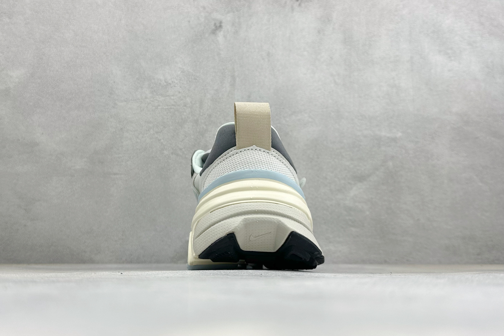 福利特价 W NIKE V2K RUN 减震防滑复古低帮跑步鞋 材质上使用大面积网眼 皮革 TPU 组成 支撑和透气性肯 福利特价 W NIKE V2K RUN 减震防滑复古低帮跑步鞋 材质上使用大面积网眼 皮革 TPU 组成 支撑和透气性肯
