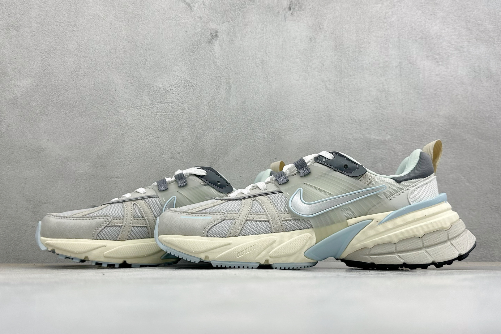 福利特价 W NIKE V2K RUN 减震防滑复古低帮跑步鞋 材质上使用大面积网眼 皮革 TPU 组成 支撑和透气性肯 福利特价 W NIKE V2K RUN 减震防滑复古低帮跑步鞋 材质上使用大面积网眼 皮革 TPU 组成 支撑和透气性肯