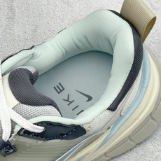 福利特价 W NIKE V2K RUN 减震防滑复古低帮跑步鞋 材质上使用大面积网眼 皮革 TPU 组成 支撑和透气性肯 福利特价 W NIKE V2K RUN 减震防滑复古低帮跑步鞋 材质上使用大面积网眼 皮革 TPU 组成 支撑和透气性肯
