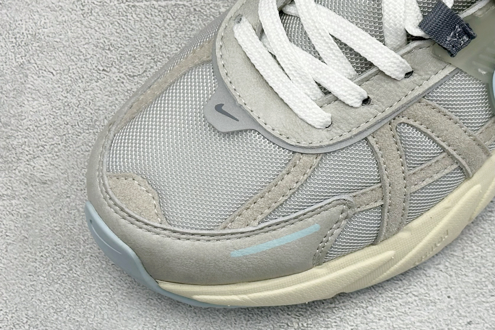 福利特价 W NIKE V2K RUN 减震防滑复古低帮跑步鞋 材质上使用大面积网眼 皮革 TPU 组成 支撑和透气性肯 福利特价 W NIKE V2K RUN 减震防滑复古低帮跑步鞋 材质上使用大面积网眼 皮革 TPU 组成 支撑和透气性肯