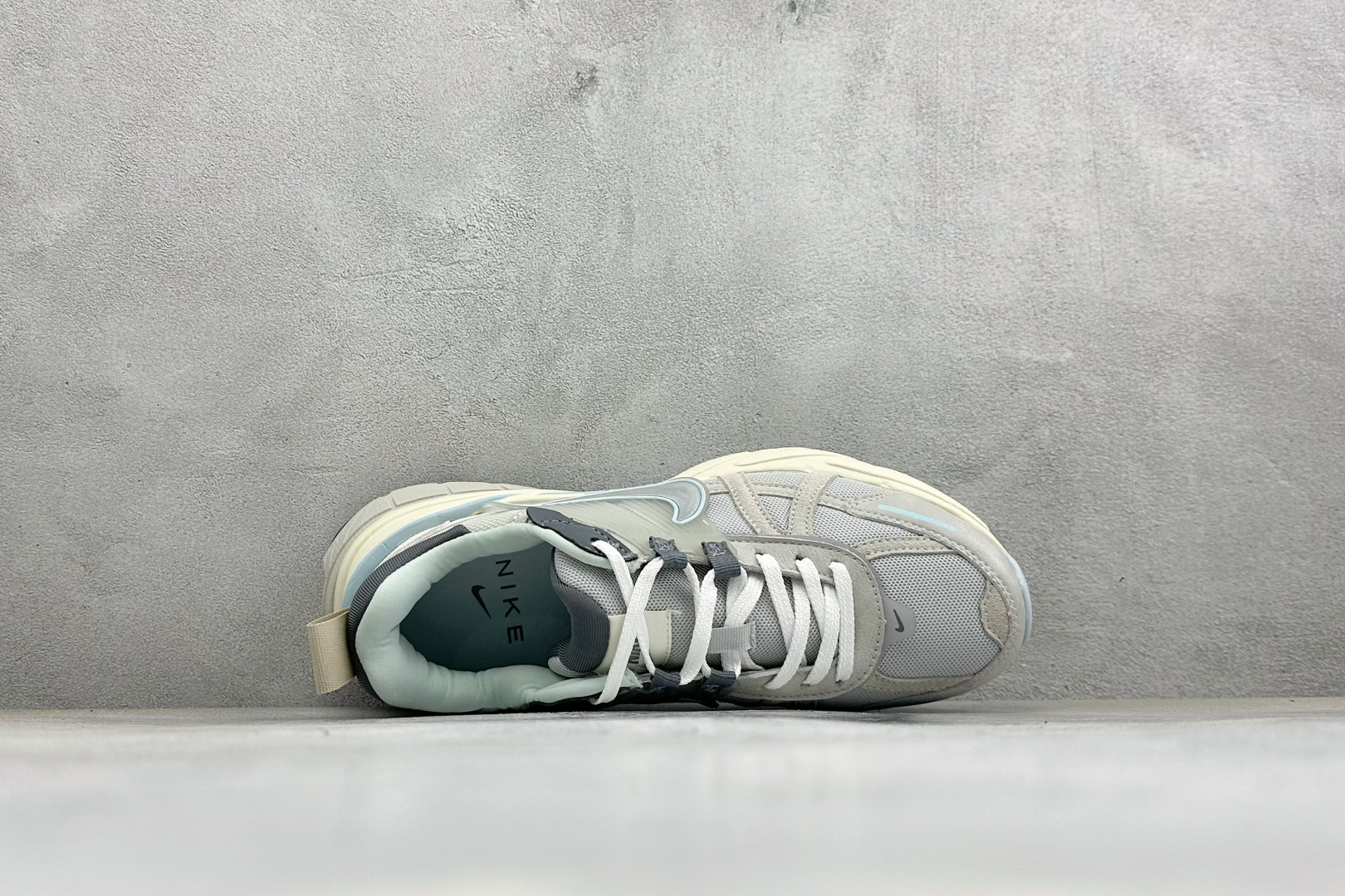 福利特价 W NIKE V2K RUN 减震防滑复古低帮跑步鞋 材质上使用大面积网眼 皮革 TPU 组成 支撑和透气性肯 福利特价 W NIKE V2K RUN 减震防滑复古低帮跑步鞋 材质上使用大面积网眼 皮革 TPU 组成 支撑和透气性肯