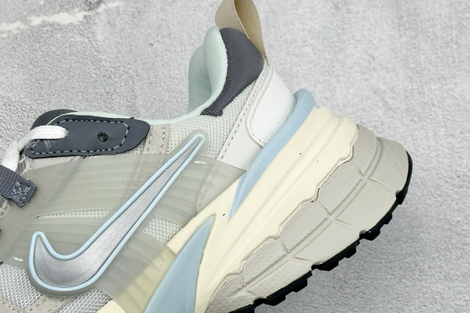 福利特价 W NIKE V2K RUN 减震防滑复古低帮跑步鞋 材质上使用大面积网眼 皮革 TPU 组成 支撑和透气性肯 福利特价 W NIKE V2K RUN 减震防滑复古低帮跑步鞋 材质上使用大面积网眼 皮革 TPU 组成 支撑和透气性肯