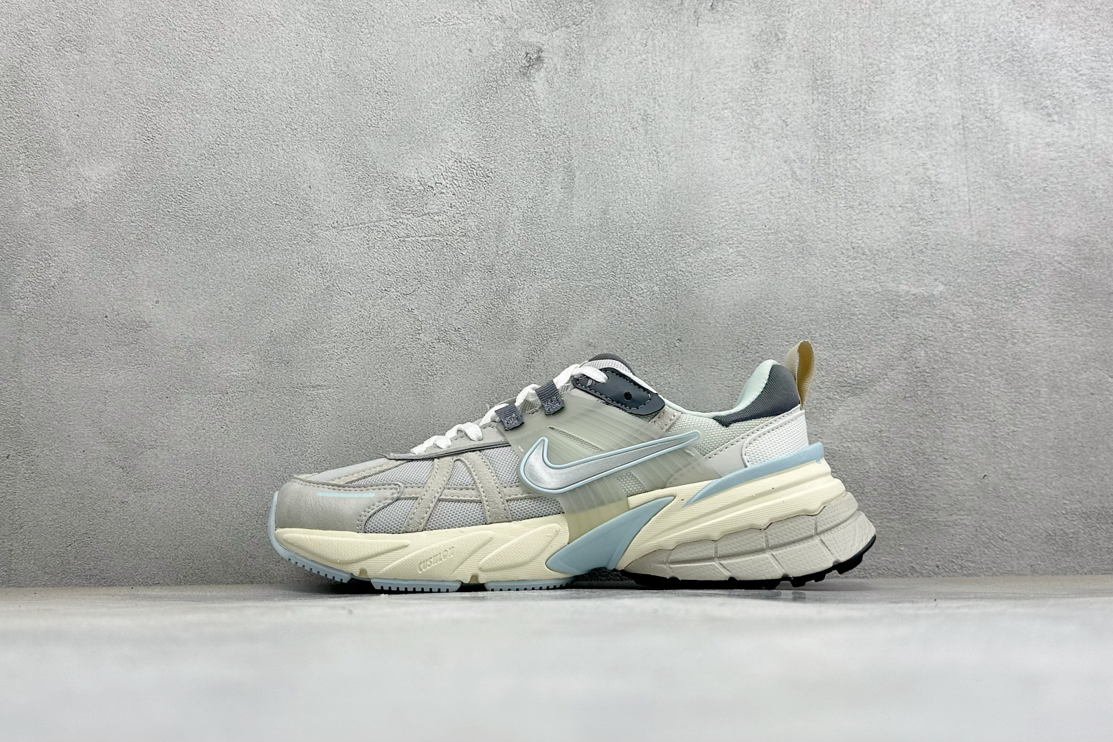 福利特价 W NIKE V2K RUN 减震防滑复古低帮跑步鞋 材质上使用大面积网眼 皮革 TPU 组成 支撑和透气性肯