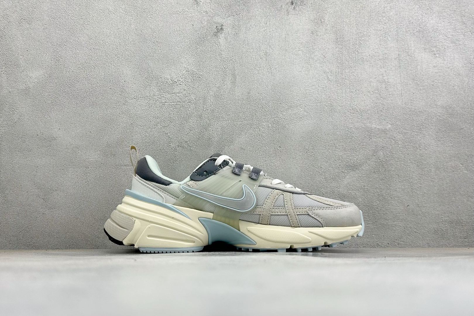 福利特价 W NIKE V2K RUN 减震防滑复古低帮跑步鞋 材质上使用大面积网眼 皮革 TPU 组成 支撑和透气性肯 福利特价 W NIKE V2K RUN 减震防滑复古低帮跑步鞋 材质上使用大面积网眼 皮革 TPU 组成 支撑和透气性肯