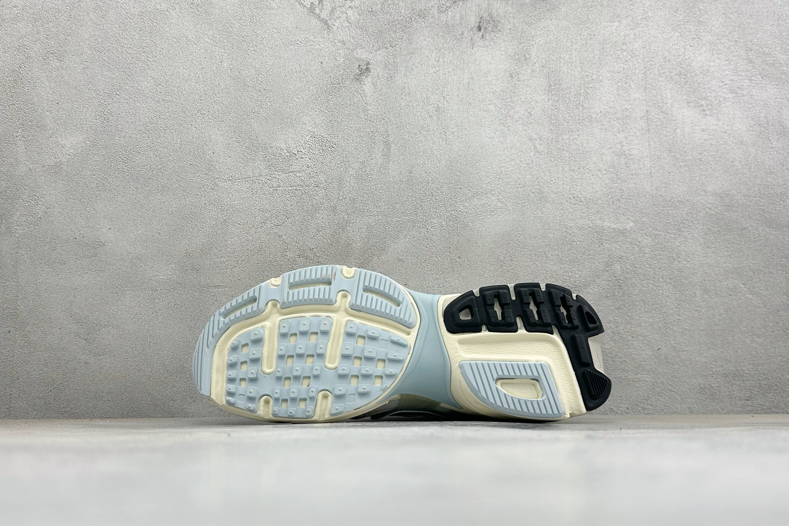 福利特价 W NIKE V2K RUN 减震防滑复古低帮跑步鞋 材质上使用大面积网眼 皮革 TPU 组成 支撑和透气性肯 福利特价 W NIKE V2K RUN 减震防滑复古低帮跑步鞋 材质上使用大面积网眼 皮革 TPU 组成 支撑和透气性肯