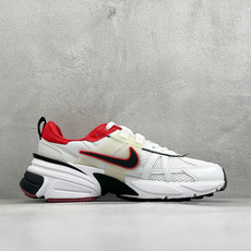 福利特价 W NIKE V2K RUN 减震防滑复古低帮跑步鞋 材质上使用大面积网眼 皮革 TPU 组成 支撑和透气性肯 福利特价 W NIKE V2K RUN 减震防滑复古低帮跑步鞋 材质上使用大面积网眼 皮革 TPU 组成 支撑和透气性肯