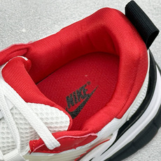 福利特价 W NIKE V2K RUN 减震防滑复古低帮跑步鞋 材质上使用大面积网眼 皮革 TPU 组成 支撑和透气性肯 福利特价 W NIKE V2K RUN 减震防滑复古低帮跑步鞋 材质上使用大面积网眼 皮革 TPU 组成 支撑和透气性肯