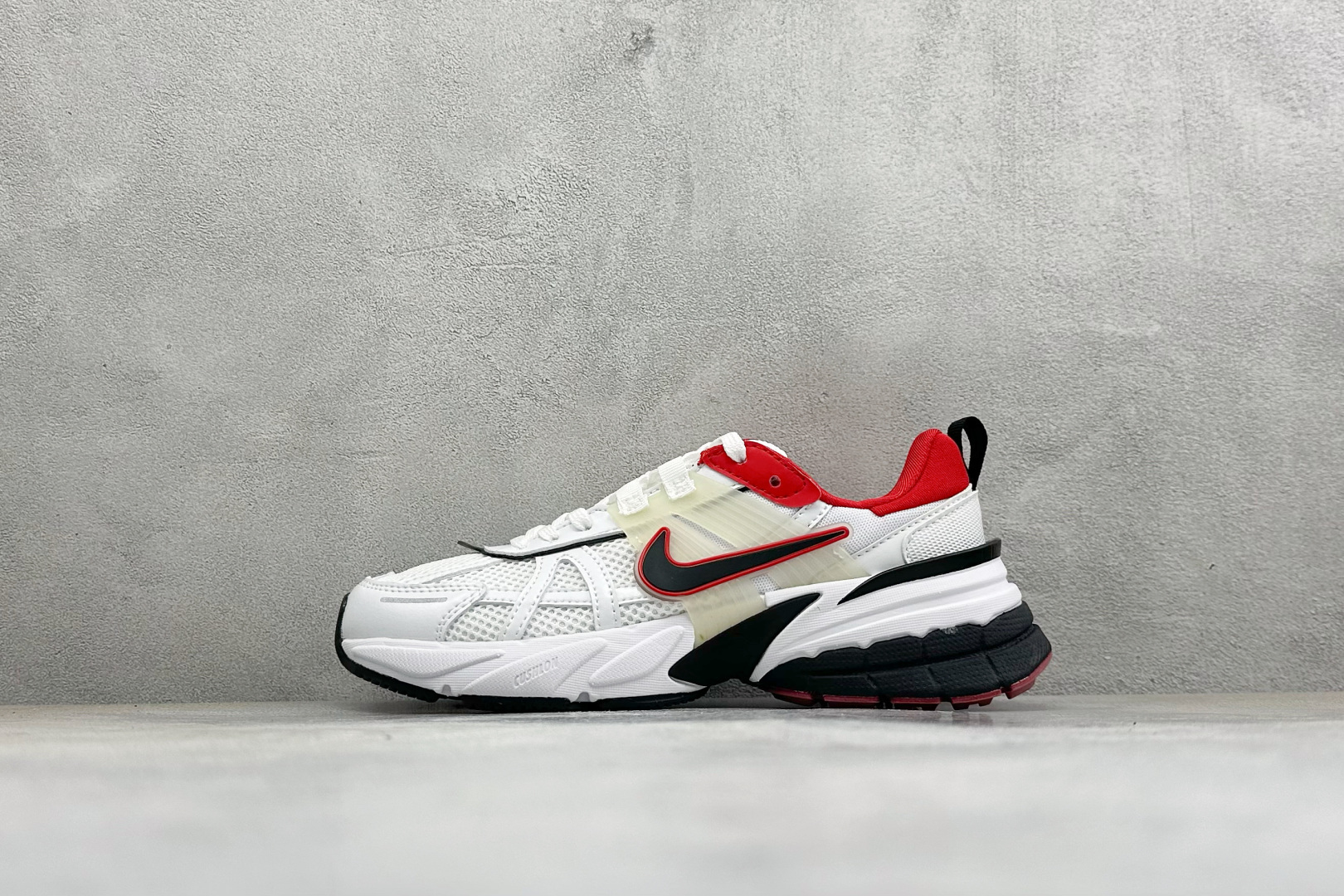 福利特价 W NIKE V2K RUN 减震防滑复古低帮跑步鞋 材质上使用大面积网眼 皮革 TPU 组成 支撑和透气性肯