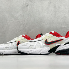 福利特价 W NIKE V2K RUN 减震防滑复古低帮跑步鞋 材质上使用大面积网眼 皮革 TPU 组成 支撑和透气性肯 福利特价 W NIKE V2K RUN 减震防滑复古低帮跑步鞋 材质上使用大面积网眼 皮革 TPU 组成 支撑和透气性肯
