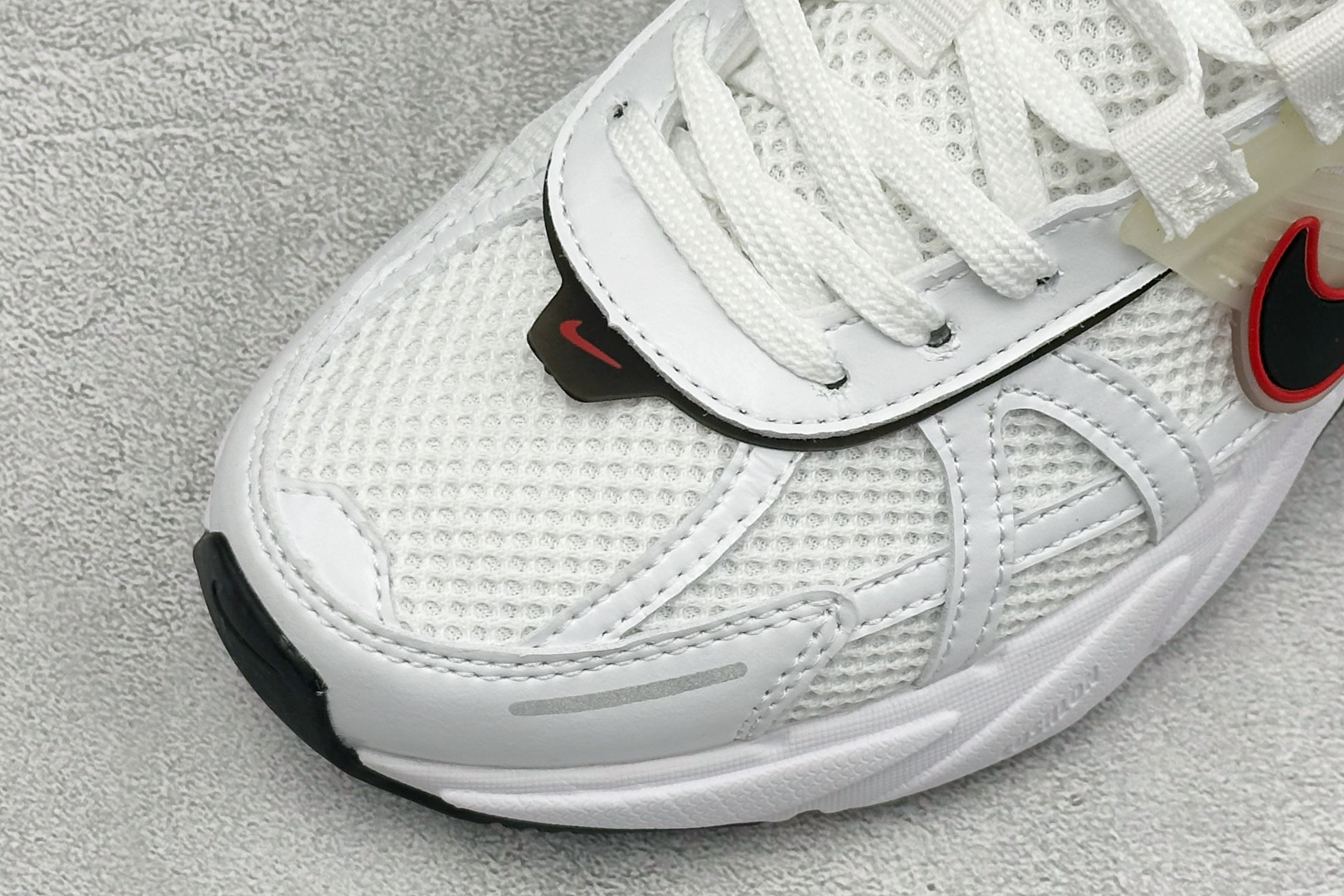 福利特价 W NIKE V2K RUN 减震防滑复古低帮跑步鞋 材质上使用大面积网眼 皮革 TPU 组成 支撑和透气性肯 福利特价 W NIKE V2K RUN 减震防滑复古低帮跑步鞋 材质上使用大面积网眼 皮革 TPU 组成 支撑和透气性肯