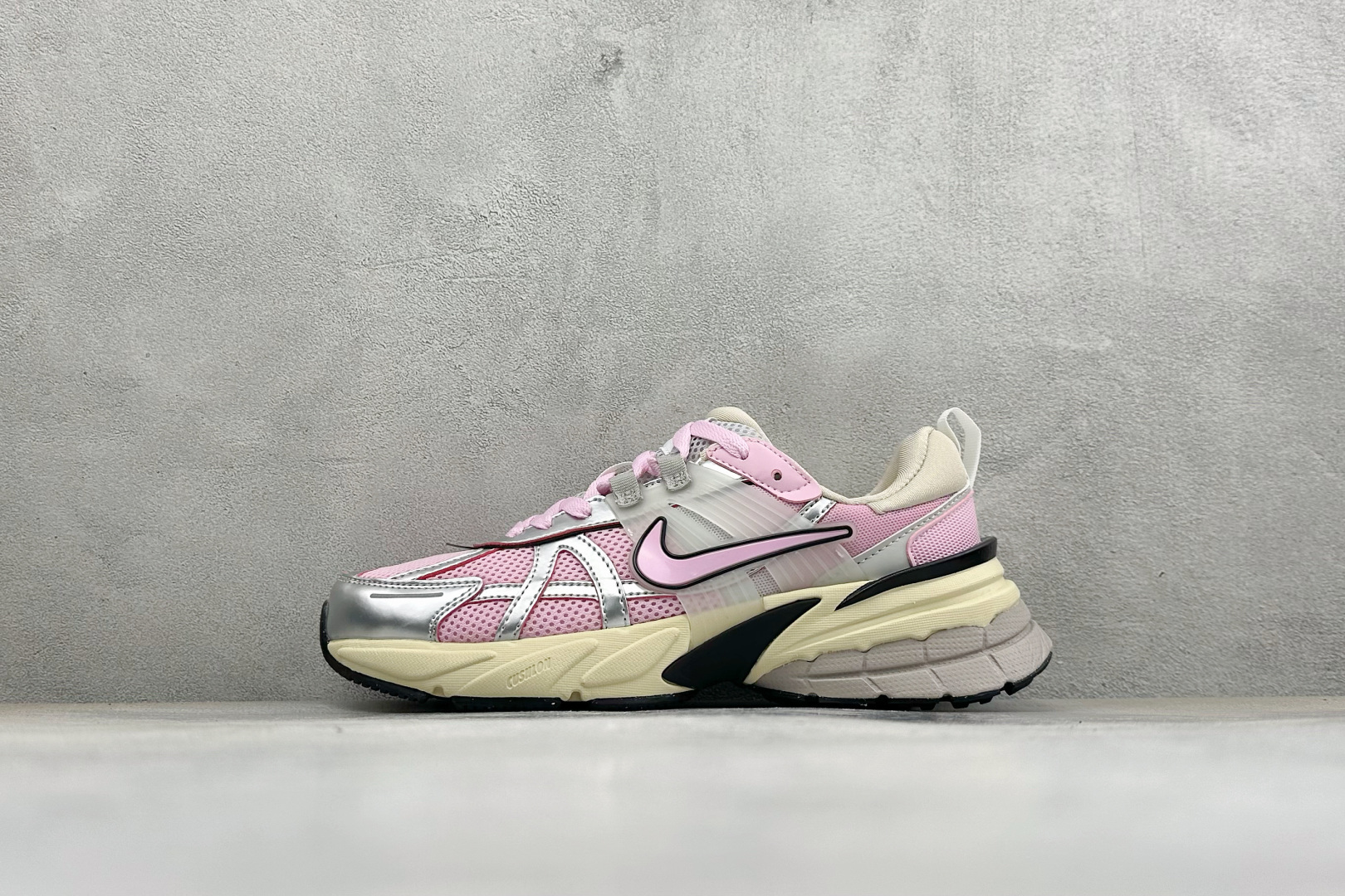 福利特价 W NIKE V2K RUN 减震防滑复古低帮跑步鞋 材质上使用大面积网眼 皮革 TPU 组成 支撑和透气性肯