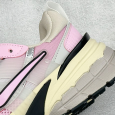 福利特价 W NIKE V2K RUN 减震防滑复古低帮跑步鞋 材质上使用大面积网眼 皮革 TPU 组成 支撑和透气性肯 福利特价 W NIKE V2K RUN 减震防滑复古低帮跑步鞋 材质上使用大面积网眼 皮革 TPU 组成 支撑和透气性肯