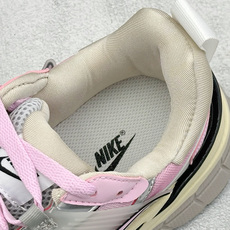 福利特价 W NIKE V2K RUN 减震防滑复古低帮跑步鞋 材质上使用大面积网眼 皮革 TPU 组成 支撑和透气性肯 福利特价 W NIKE V2K RUN 减震防滑复古低帮跑步鞋 材质上使用大面积网眼 皮革 TPU 组成 支撑和透气性肯