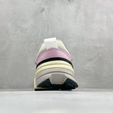 福利特价 W NIKE V2K RUN 减震防滑复古低帮跑步鞋 材质上使用大面积网眼 皮革 TPU 组成 支撑和透气性肯 福利特价 W NIKE V2K RUN 减震防滑复古低帮跑步鞋 材质上使用大面积网眼 皮革 TPU 组成 支撑和透气性肯