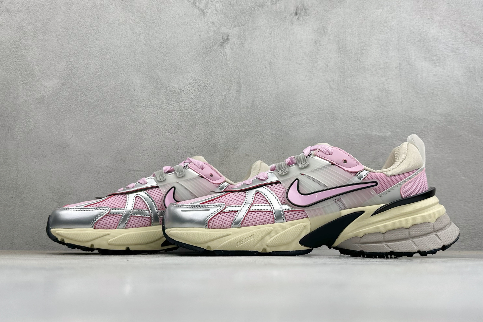 福利特价 W NIKE V2K RUN 减震防滑复古低帮跑步鞋 材质上使用大面积网眼 皮革 TPU 组成 支撑和透气性肯 福利特价 W NIKE V2K RUN 减震防滑复古低帮跑步鞋 材质上使用大面积网眼 皮革 TPU 组成 支撑和透气性肯