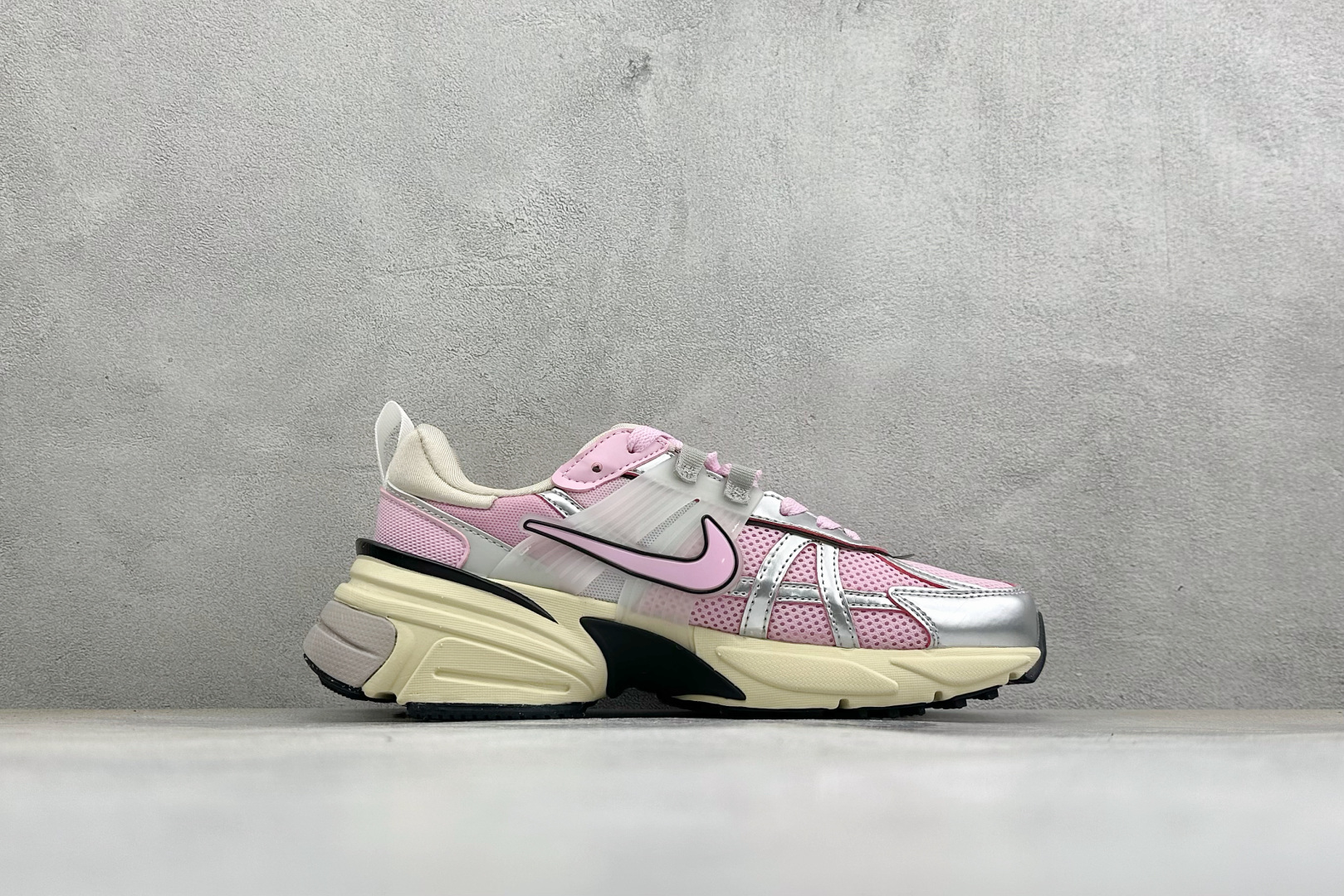 福利特价 W NIKE V2K RUN 减震防滑复古低帮跑步鞋 材质上使用大面积网眼 皮革 TPU 组成 支撑和透气性肯 福利特价 W NIKE V2K RUN 减震防滑复古低帮跑步鞋 材质上使用大面积网眼 皮革 TPU 组成 支撑和透气性肯