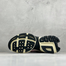 福利特价 W NIKE V2K RUN 减震防滑复古低帮跑步鞋 材质上使用大面积网眼 皮革 TPU 组成 支撑和透气性肯 福利特价 W NIKE V2K RUN 减震防滑复古低帮跑步鞋 材质上使用大面积网眼 皮革 TPU 组成 支撑和透气性肯