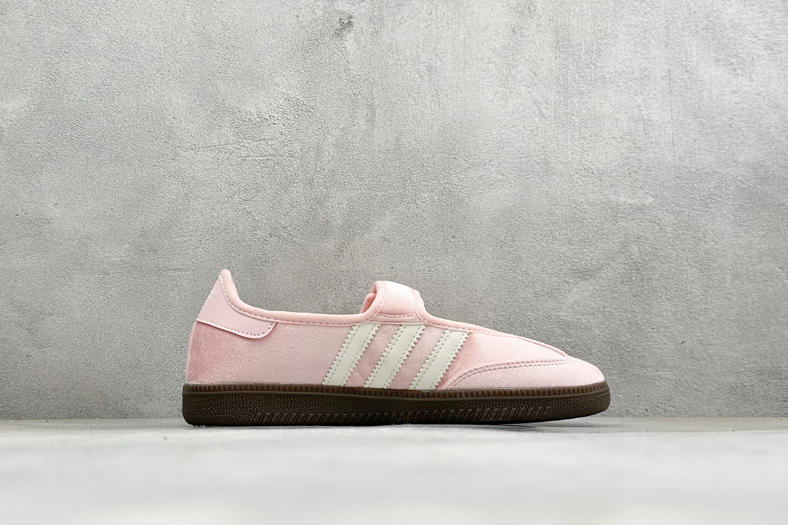 FX版Adidas三叶草SAMBA Jane W 玛丽珍鞋 该鞋款鞋面采用多种材料拼接(缝/车线) Superstar系