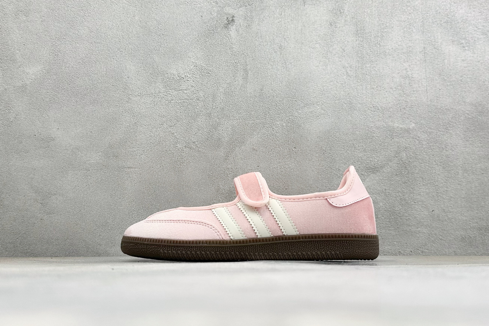 FX版Adidas三叶草SAMBA Jane W 玛丽珍鞋 该鞋款鞋面采用多种材料拼接(缝/车线) Superstar系