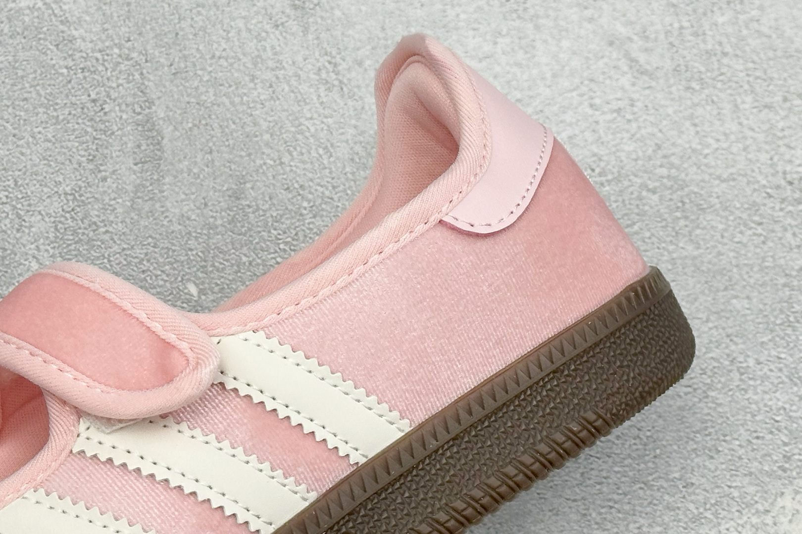 FX版Adidas三叶草SAMBA Jane W 玛丽珍鞋 该鞋款鞋面采用多种材料拼接(缝/车线) Superstar系