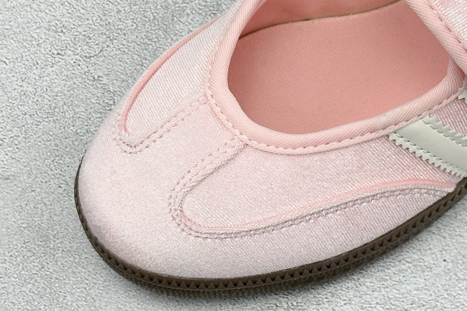FX版Adidas三叶草SAMBA Jane W 玛丽珍鞋 该鞋款鞋面采用多种材料拼接(缝/车线) Superstar系