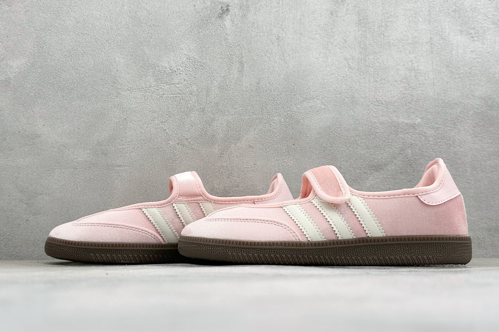 FX版Adidas三叶草SAMBA Jane W 玛丽珍鞋 该鞋款鞋面采用多种材料拼接(缝/车线) Superstar系