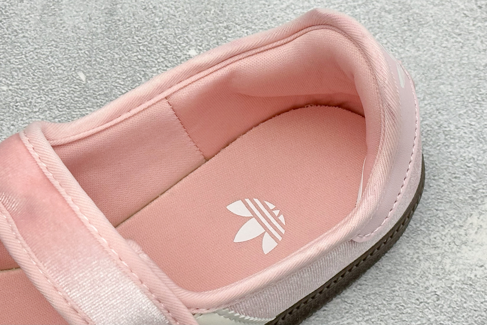 FX版Adidas三叶草SAMBA Jane W 玛丽珍鞋 该鞋款鞋面采用多种材料拼接(缝/车线) Superstar系