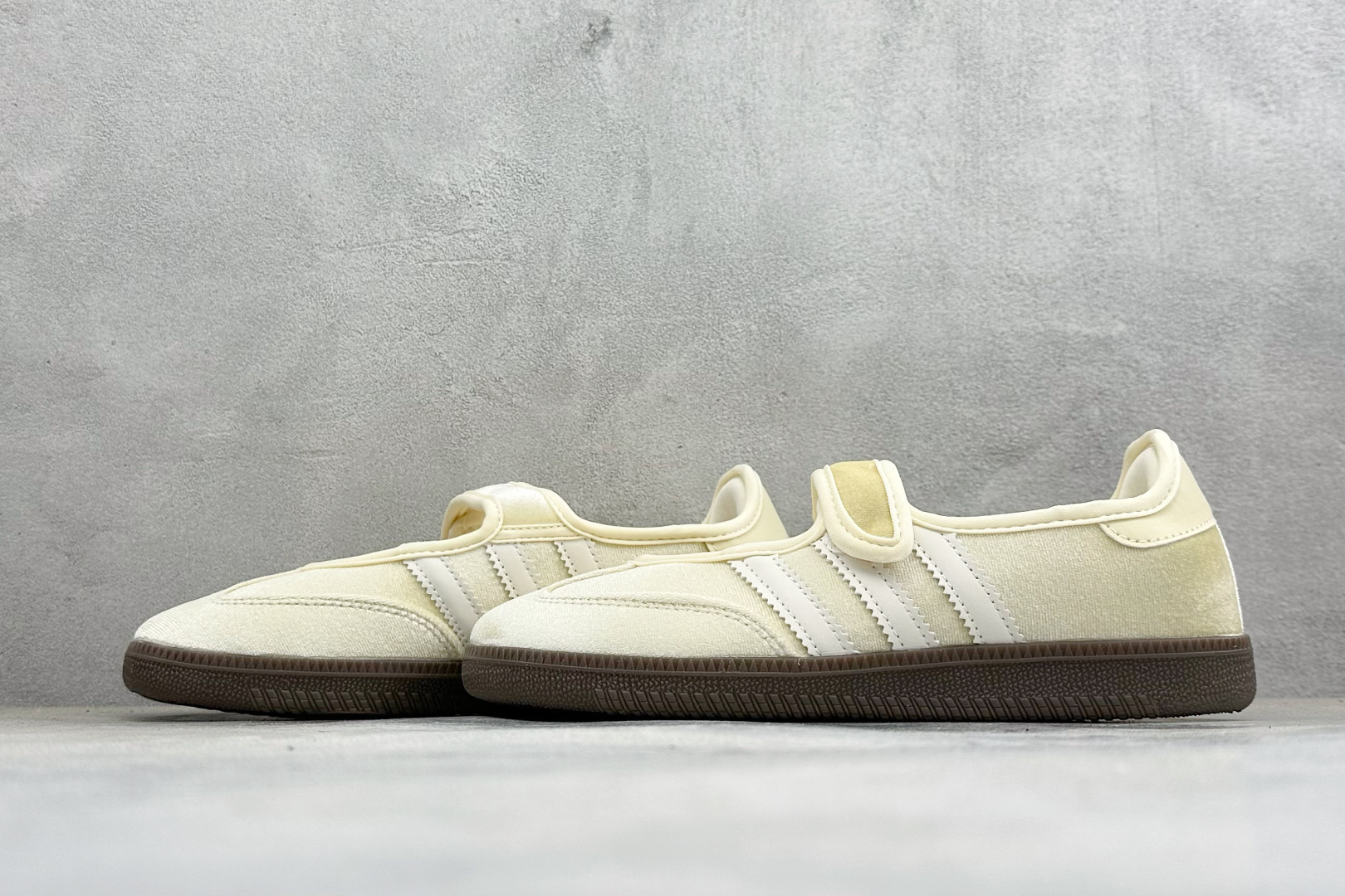 FX版Adidas三叶草SAMBA Jane W 玛丽珍鞋 该鞋款鞋面采用多种材料拼接(缝/车线) Superstar系