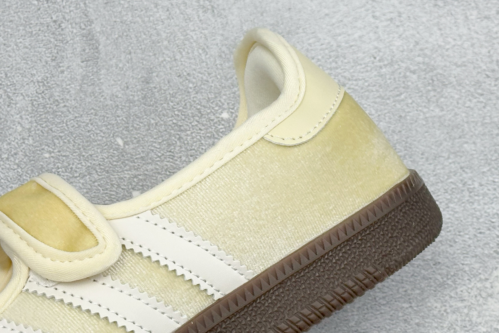 FX版Adidas三叶草SAMBA Jane W 玛丽珍鞋 该鞋款鞋面采用多种材料拼接(缝/车线) Superstar系